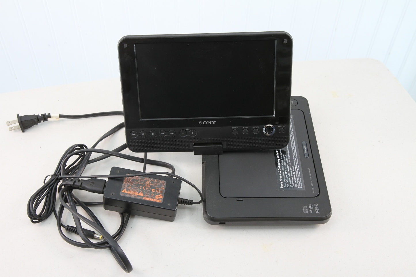 Vintage Sony Portable CD DVD Player DVP-FX820 Battery & Charger
