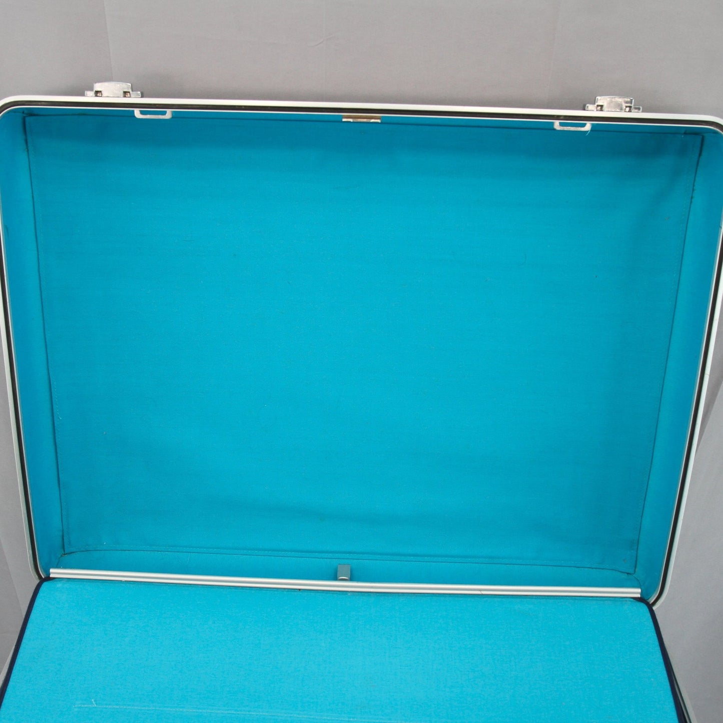 Vintage Zero Halliburton Silver Aluminum Suitcase CLEAN Accessories 24 X 18 X 8
