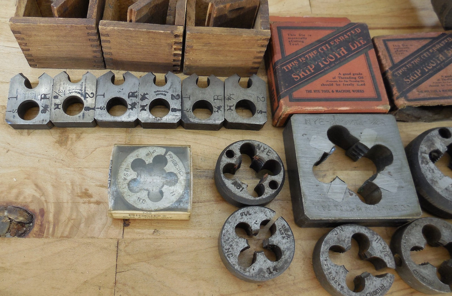 Estate Misc. Lot Pipe Threading Tool Dies Rigid Nye Armstrong 1/2" 3/8"