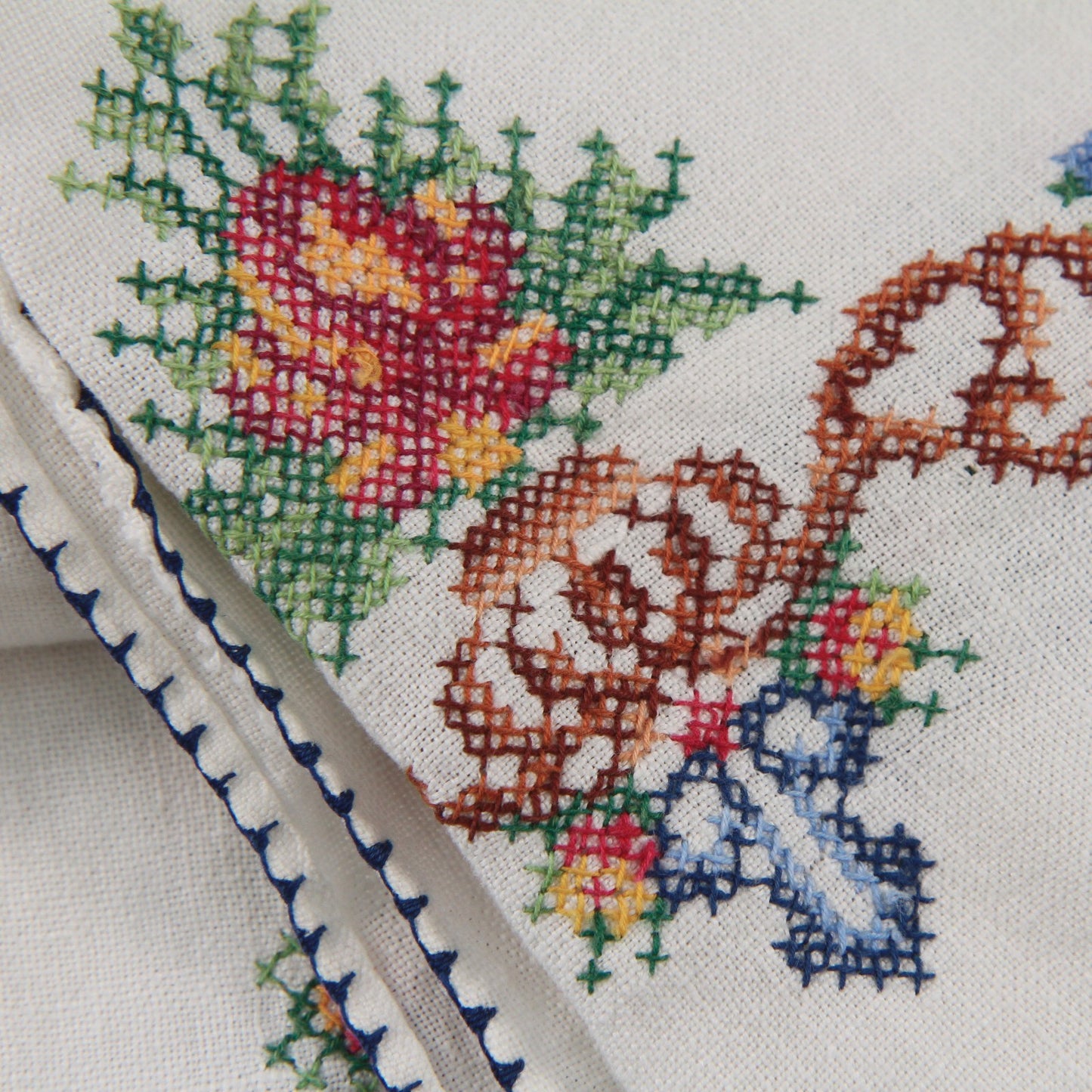 Vintage Collection Five Pieces Embroidery Tablecloth Rectangles Casserole Covers