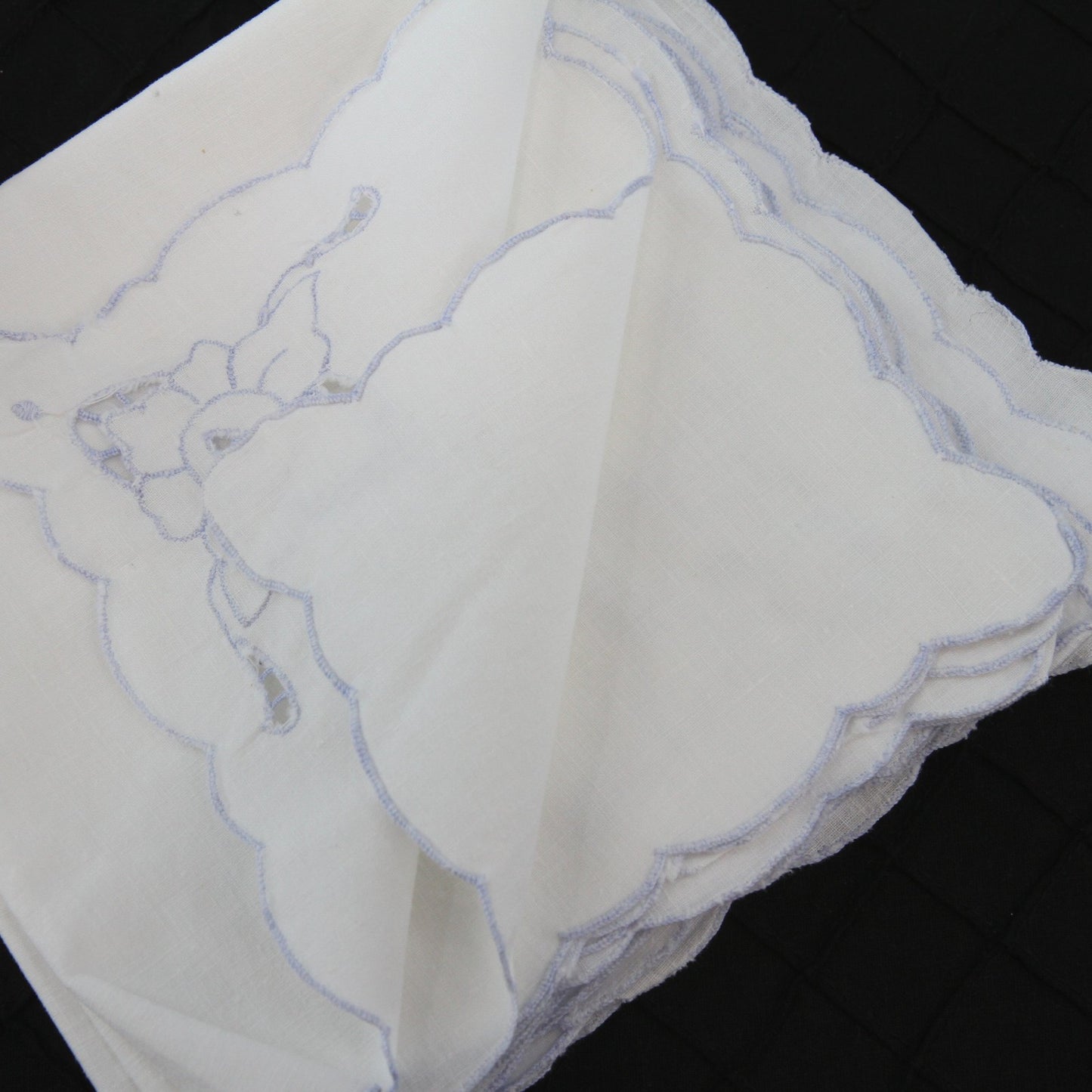 Set 8 White Linen Cloth Napkins Blue Design Corner Scallop Edge 16" Square