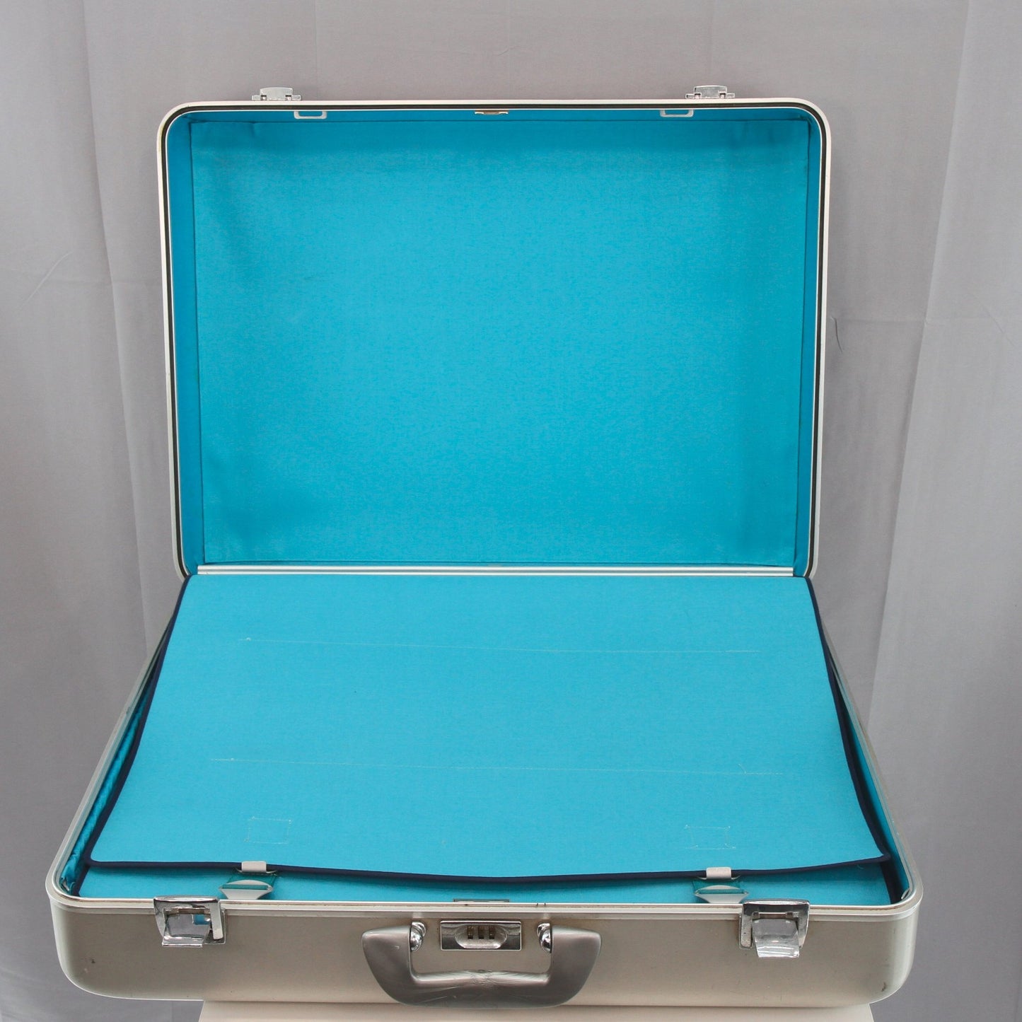 Vintage Zero Halliburton Aluminum Suitcase CLEAN Accessories 24" x 18" x 8"