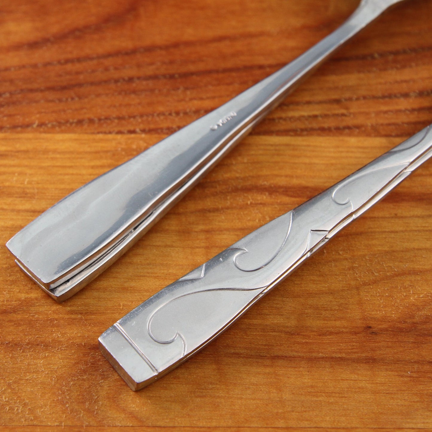 Oneida Tuscany 2-11 Two Dinner Forks, Two Salad Forks, Butter Knife 5 Pieces