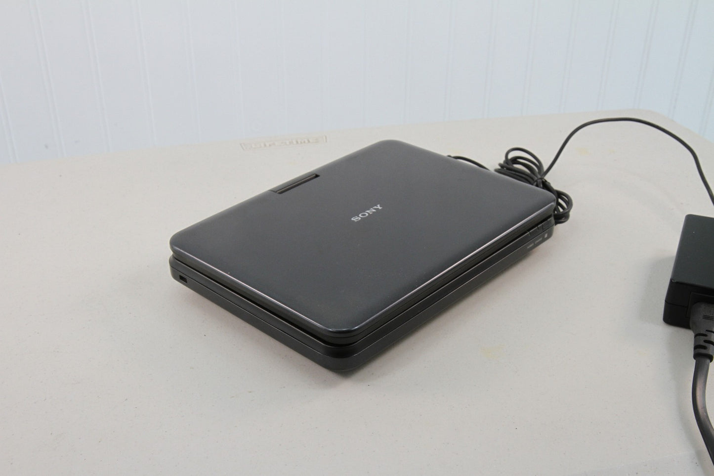Vintage Sony Portable CD DVD Player DVP-FX820 Battery & Charger