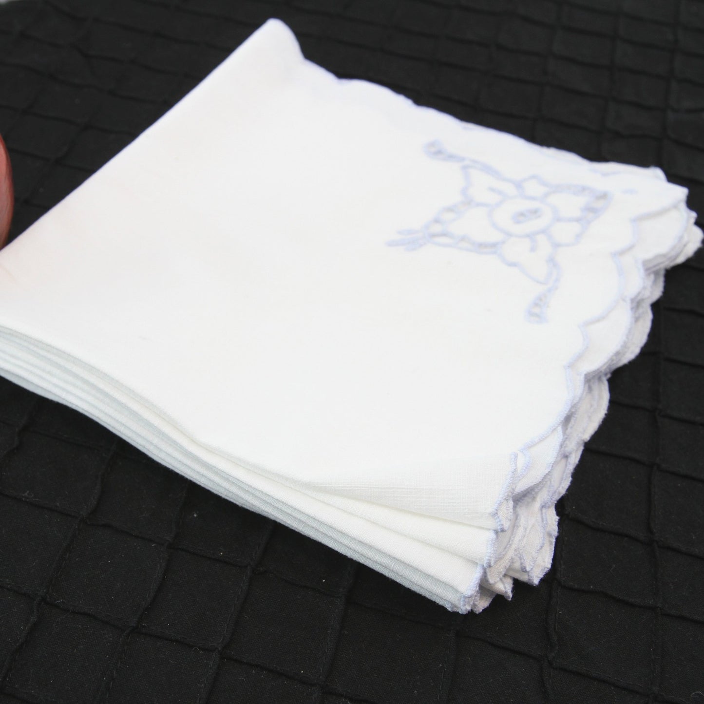 Set 8 White Linen Cloth Napkins Blue Design Corner Scallop Edge 16" Square