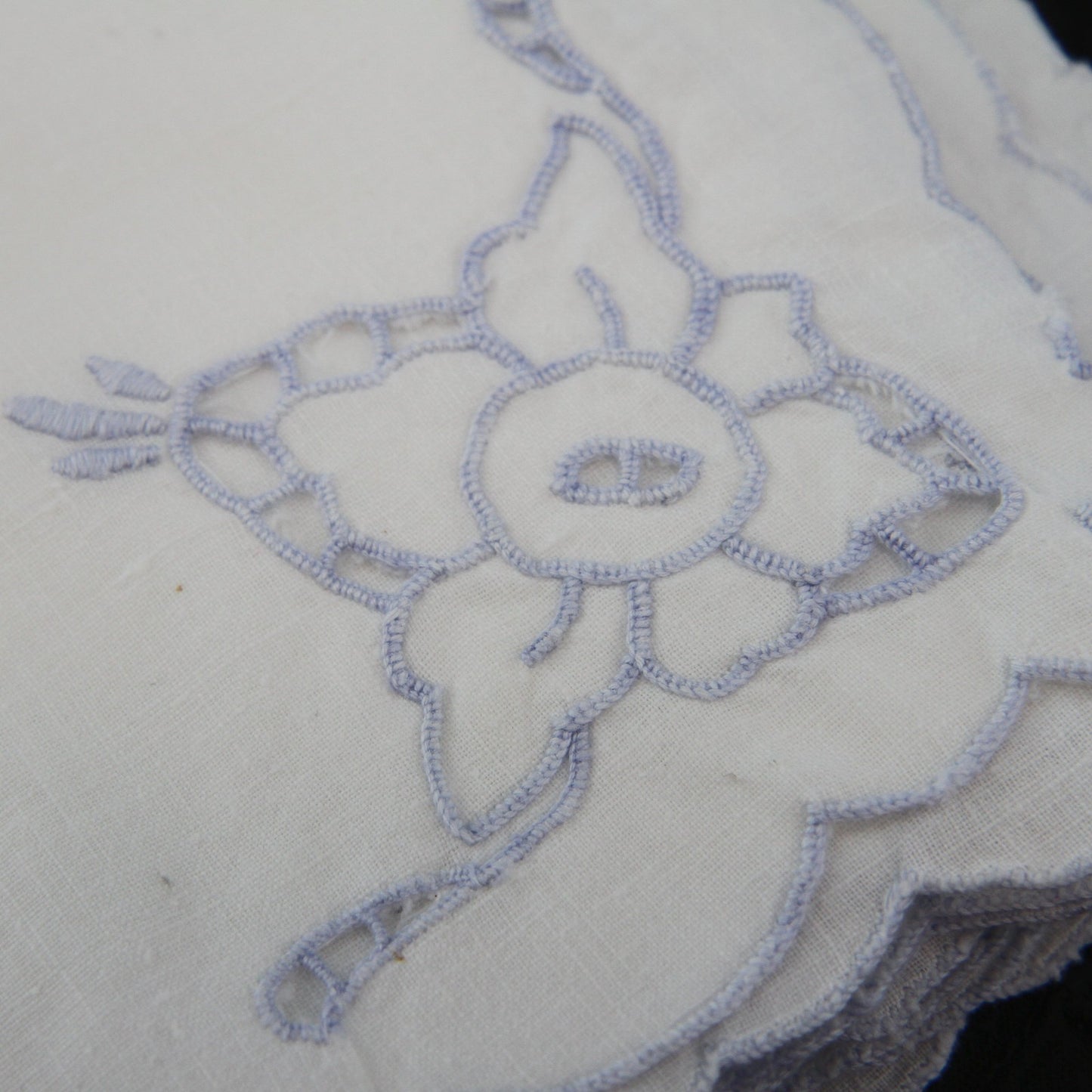 Set 8 White Linen Cloth Napkins Blue Design Corner Scallop Edge 16" Square