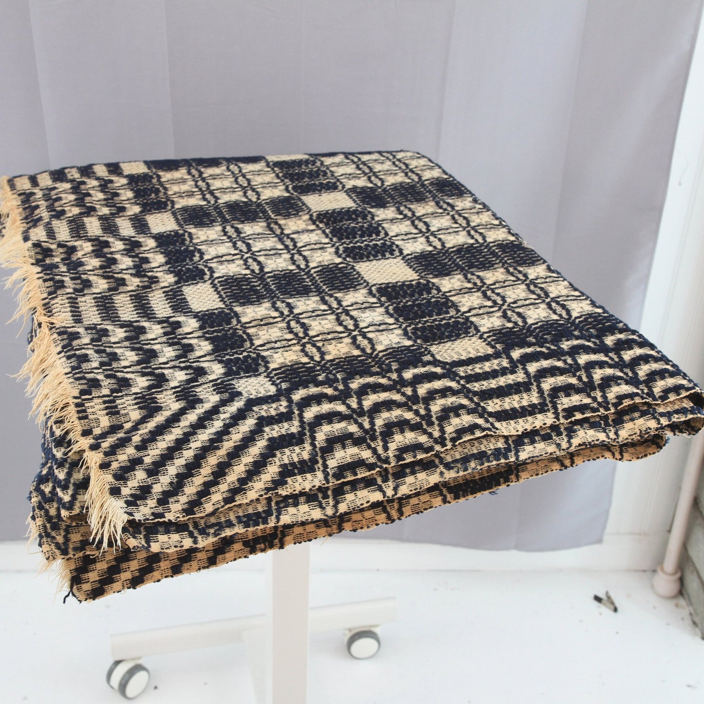 Vtg. Unbranded Woven Jacquard Two Panel Hand Sewn Bedspread Cover 69W X 84L