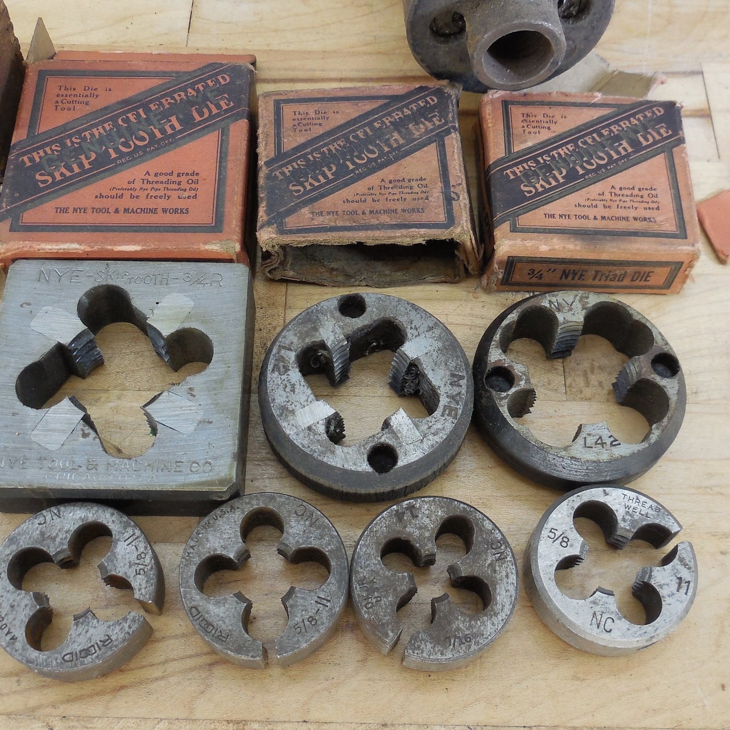 Estate Misc. Lot Pipe Threading Tool Dies Rigid Nye Armstrong 1/2" 3/8"