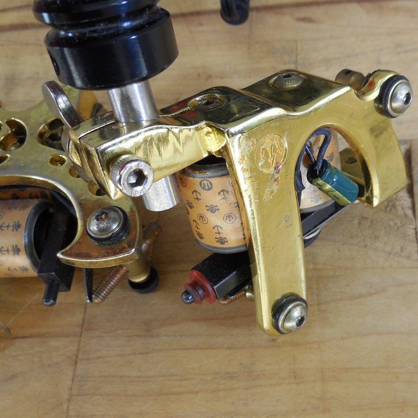 Dragonhawk Tattoo Pair Gold Plated Coil Machines & Power Suppy Untested