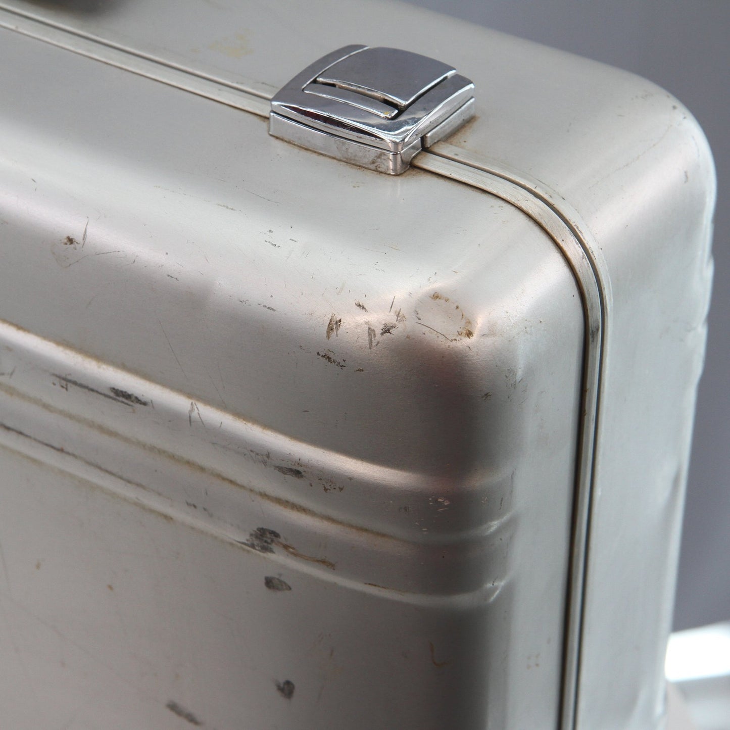 Vintage Halliburton Zero Small Suitcase Exterior approx. 21 x 13 7
