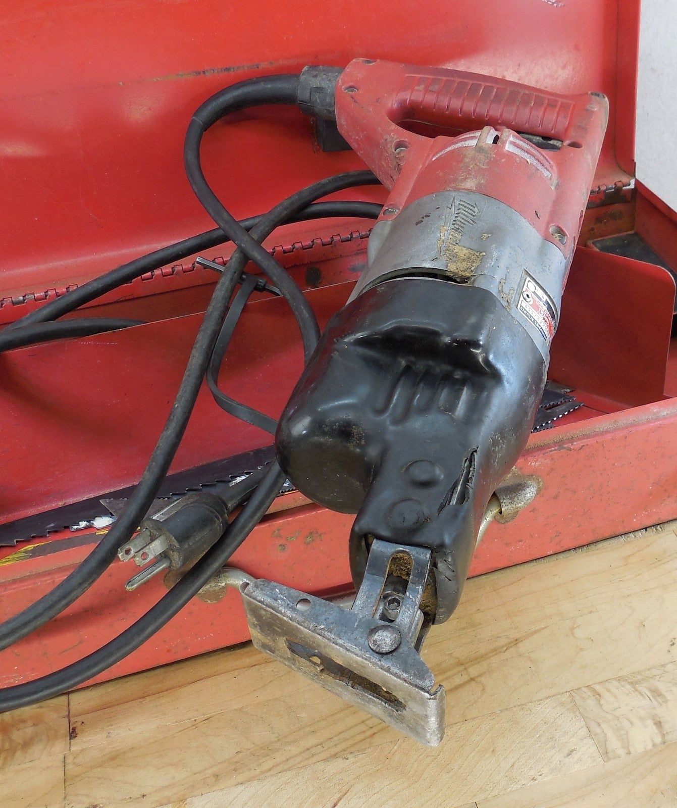 Vtg Milwaukee Sawzall Reciprocating Saw 6507 W/Steel Case Blades Works