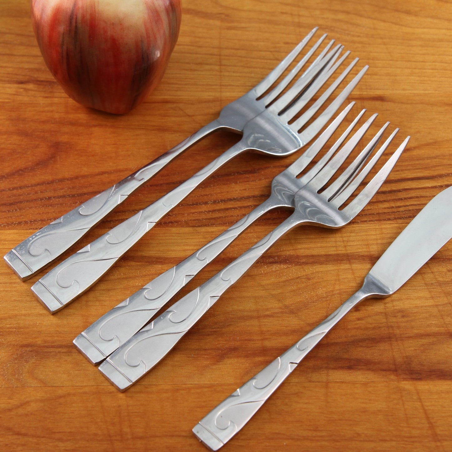 Oneida Tuscany 2-11 Two Dinner Forks, Two Salad Forks, Butter Knife 5 Pieces