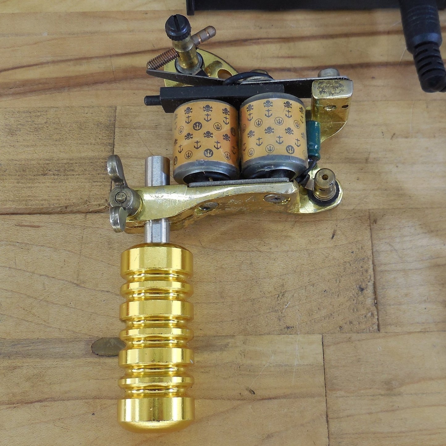 Dragonhawk Tattoo Pair Gold Plated Coil Machines & Power Suppy Untested