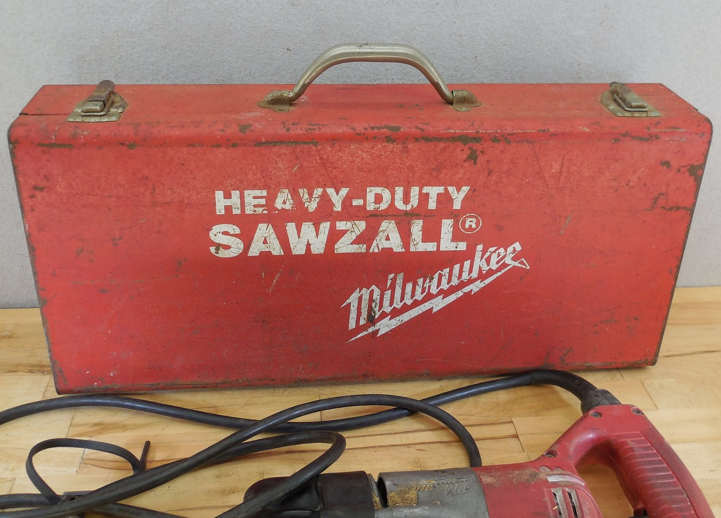 Vtg Milwaukee Sawzall Reciprocating Saw 6507 W/Steel Case Blades Works