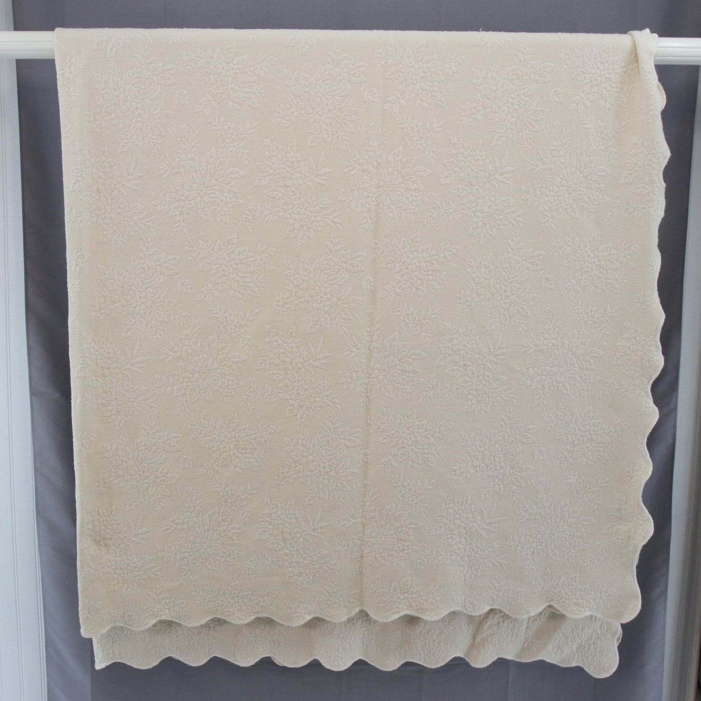 Unbranded Matelasse Cream Beige Bedspread Coverlet Scalloped Edges 92"W X 98"L