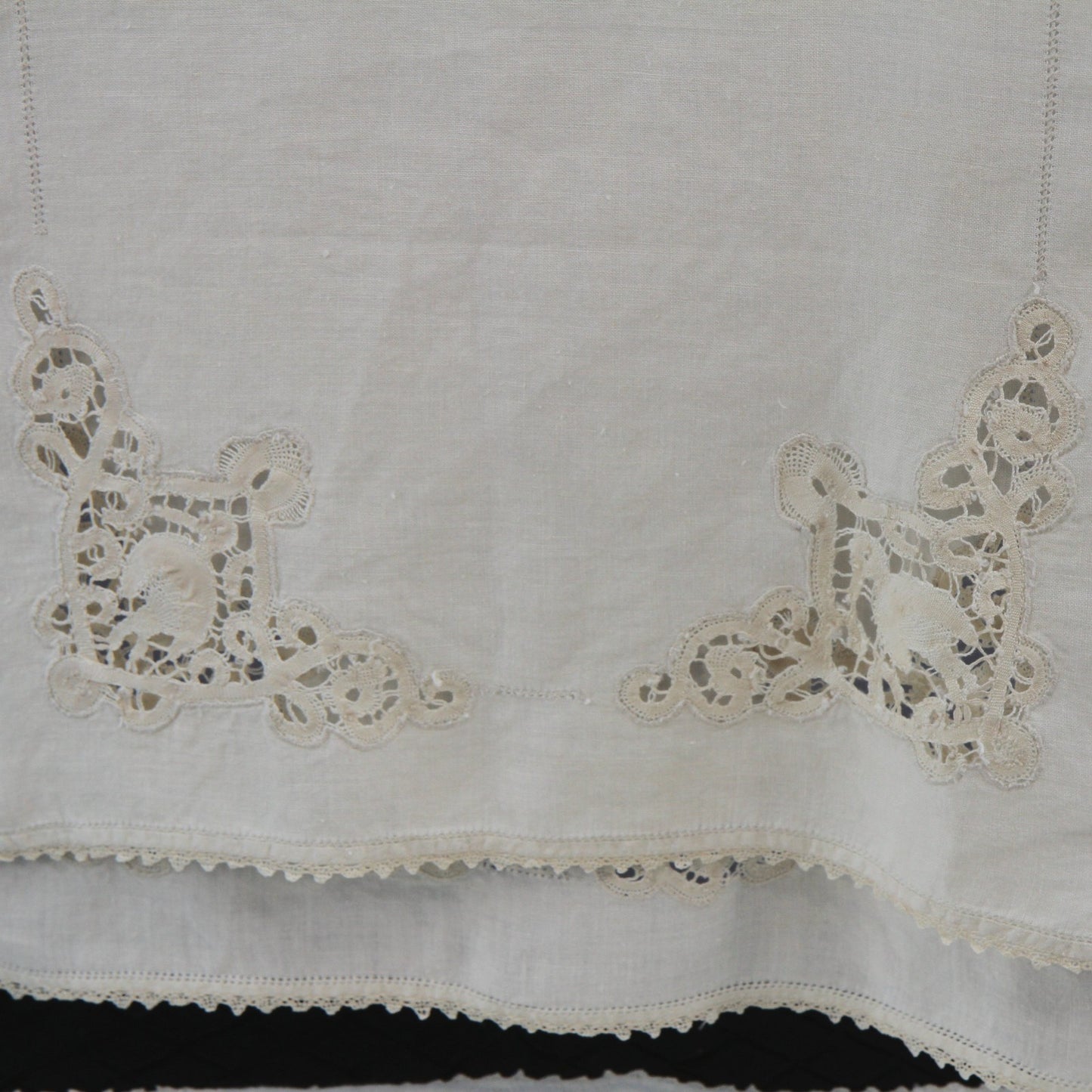 Set Vintage Table Linens-  1 Table Runner- 7 Placemats Battenburg Lace Insets