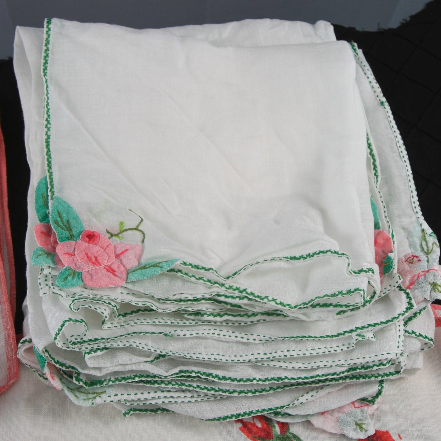 Vintage Collection 15 Pieces Floral Table Linens Roses Applicque