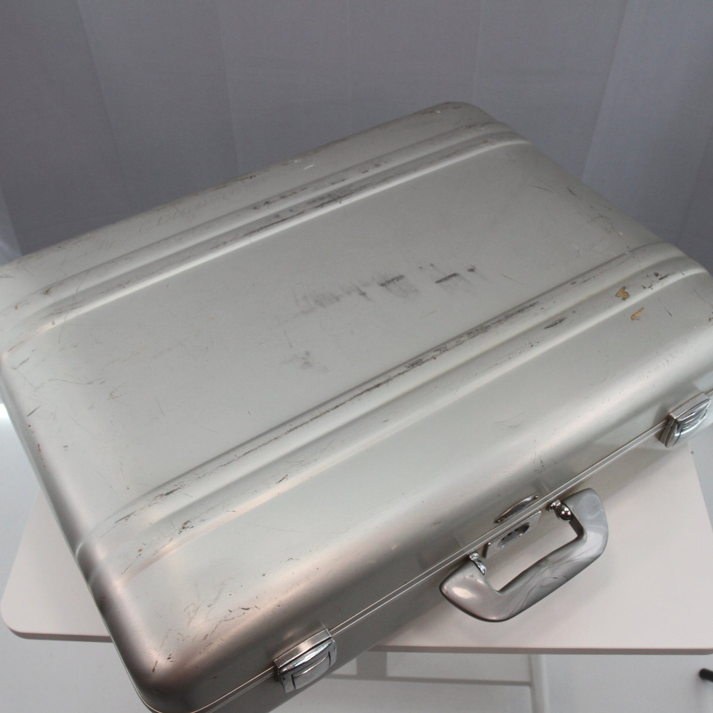 Vintage Zero Halliburton Aluminum Suitcase CLEAN Accessories 24" x 18" x 8"