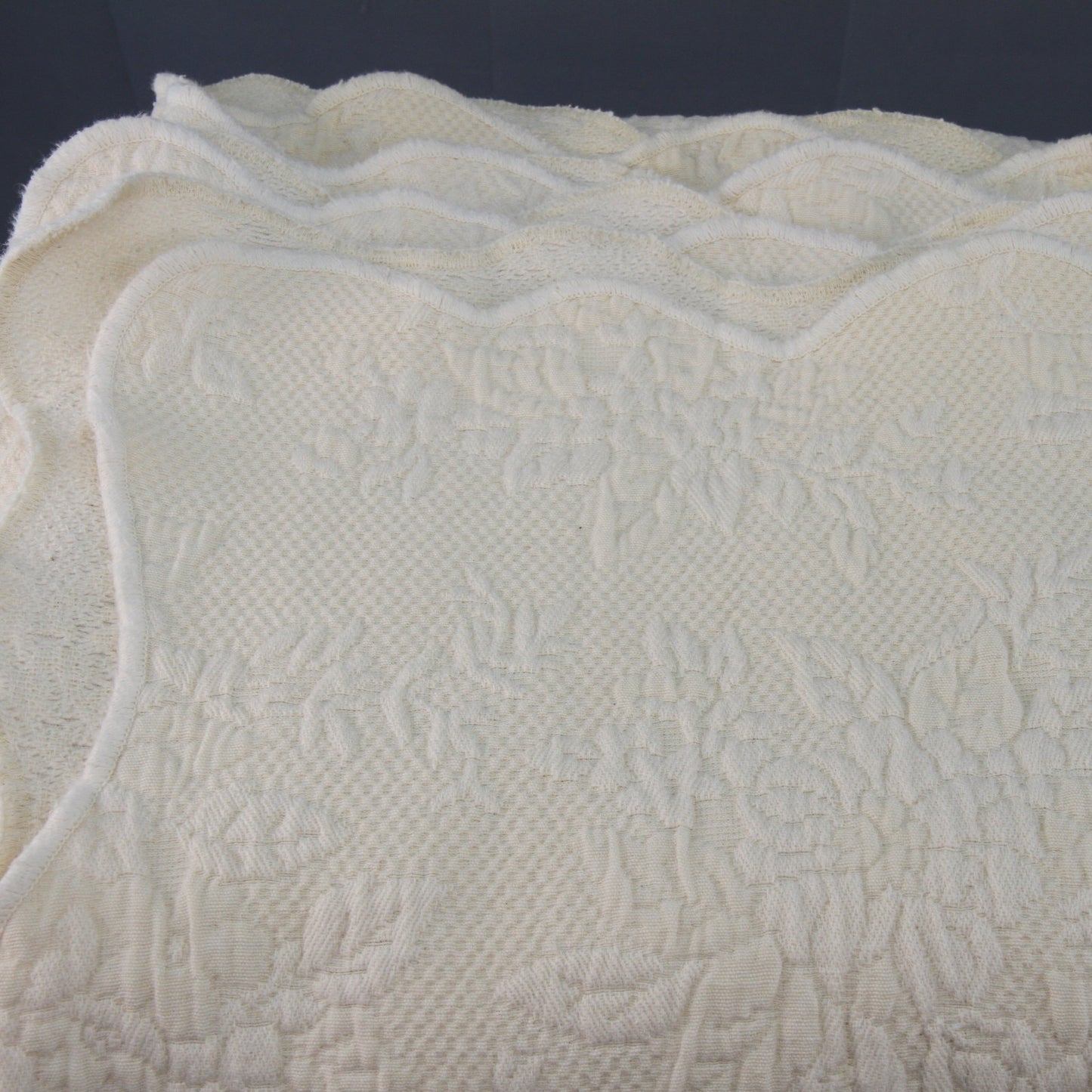 Unbranded Matelasse Cream Beige Bedspread Coverlet Scalloped Edges 92"W X 98"L