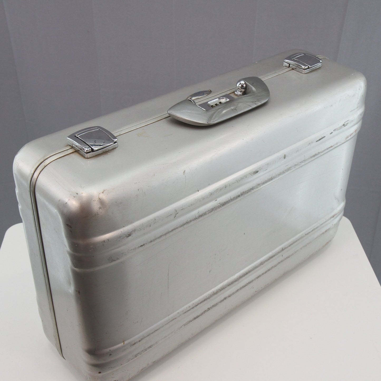 Vintage Halliburton Zero Small Suitcase Exterior approx. 21 x 13 7