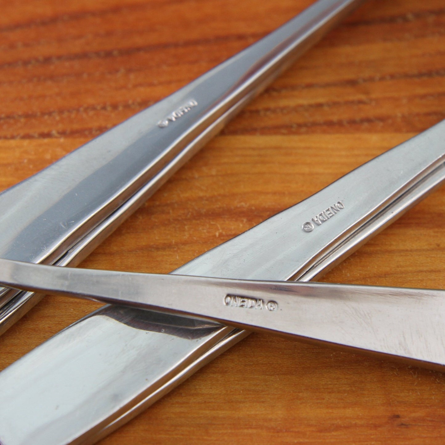 Oneida Tuscany 2-11 Two Dinner Forks, Two Salad Forks, Butter Knife 5 Pieces