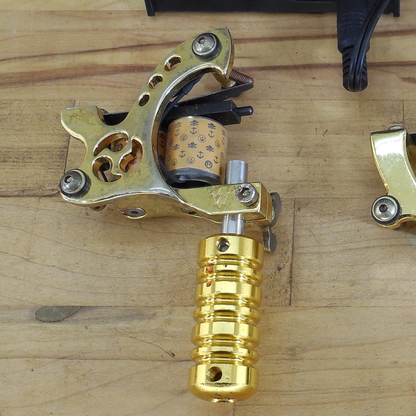 Dragonhawk Tattoo Pair Gold Plated Coil Machines & Power Suppy Untested