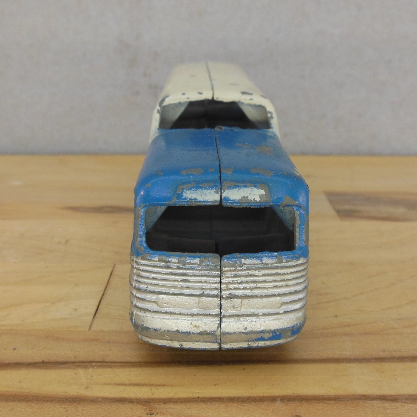 Vtg. 1950's TootsieToy Greyhound Scenicruiser Bus 7" Metal