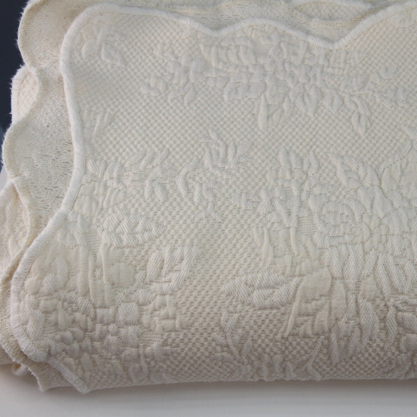 Unbranded Matelasse Cream Beige Bedspread Coverlet Scalloped Edges 92"W X 98"L