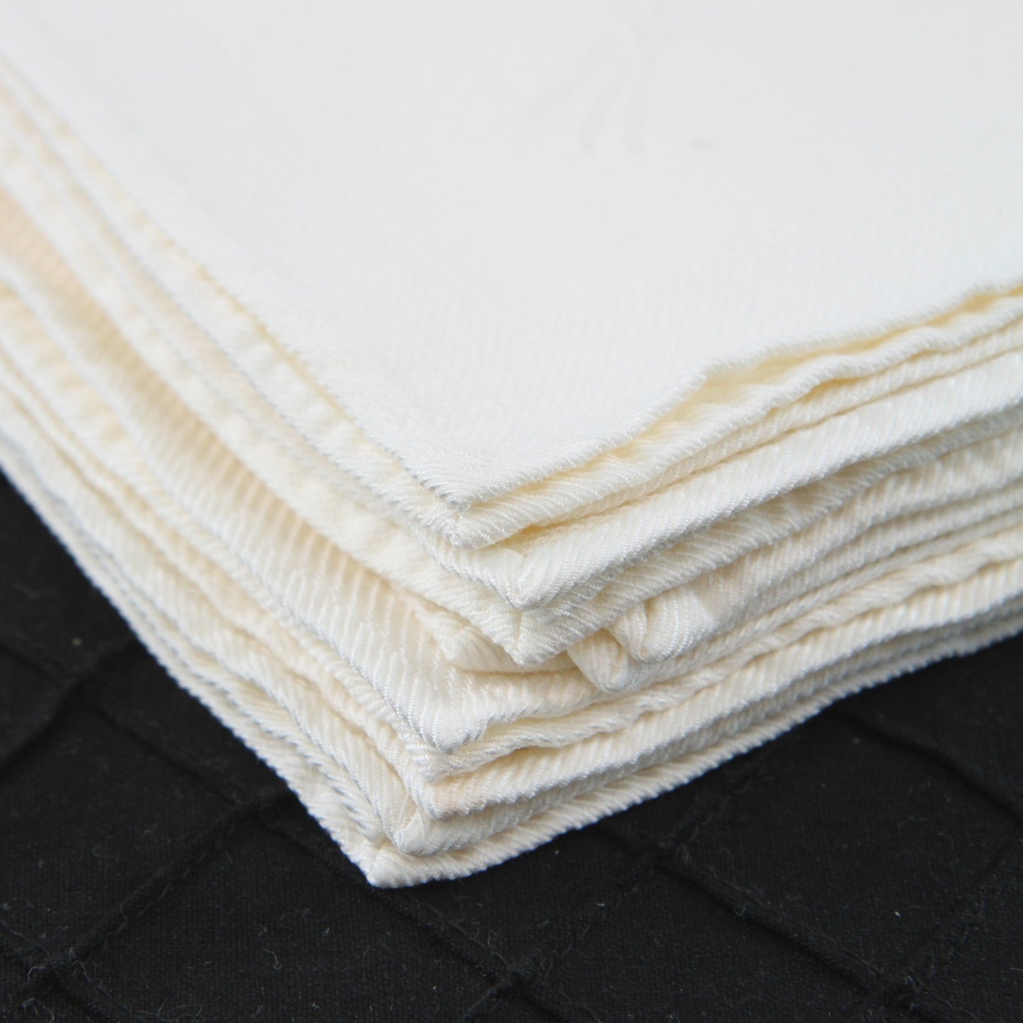 Five Vintage Elegant Damask Dinner Napkins Ivory Tulip Design 17 1/2" X 19"