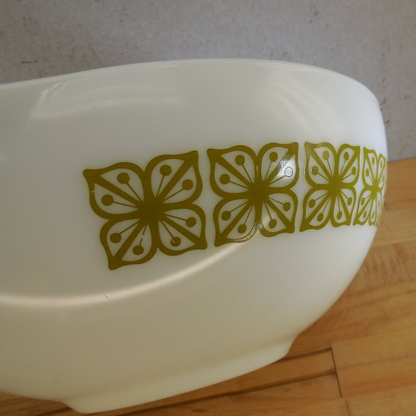 Pyrex Glass USA Verde Autumn Floral 4 Qt. Cinderella Mixing Bowl 444 green white