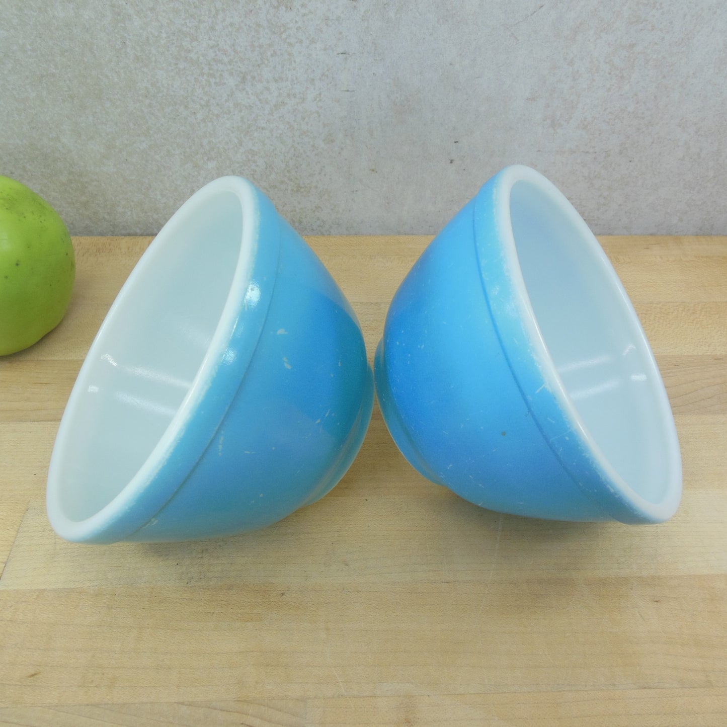 Pyrex Pair Glass Mixing Bowls Solid Primary Blue 1-1/2 Pint 401 used