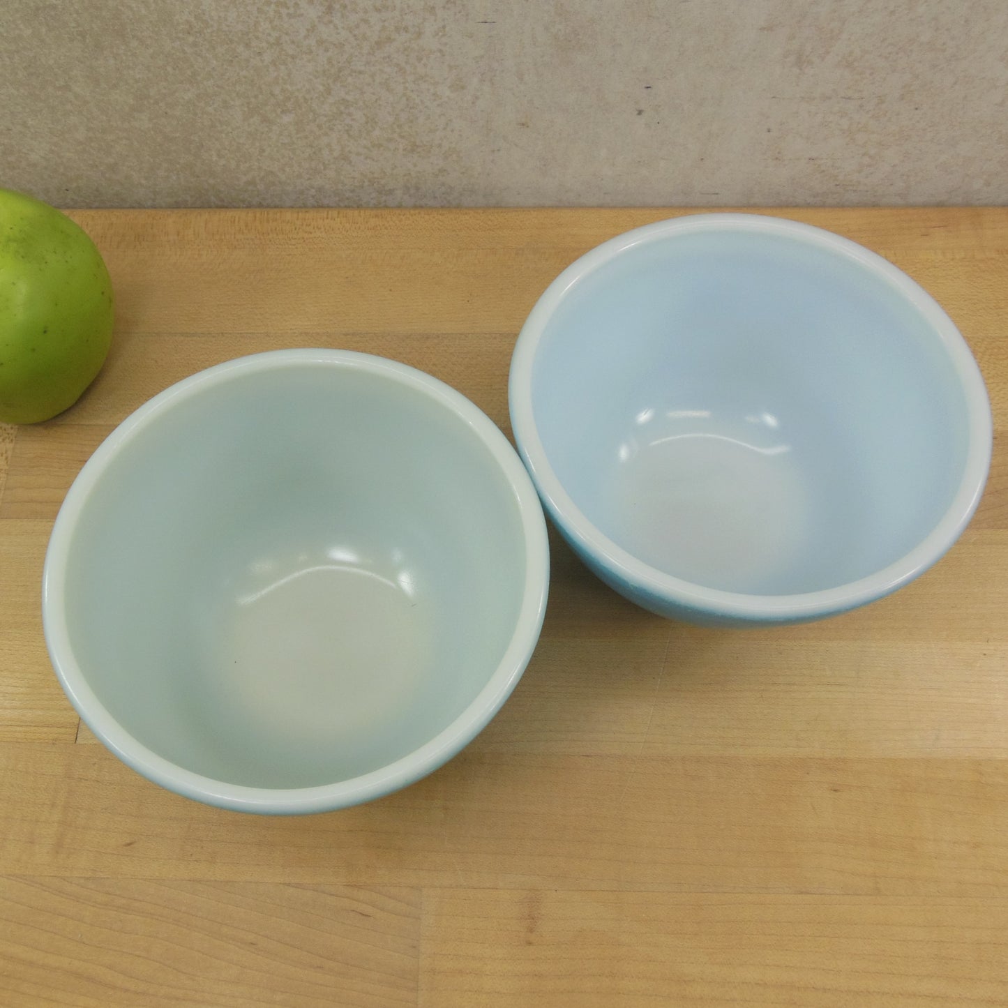 Pyrex Pair Glass Mixing Bowls Solid Primary Blue 1-1/2 Pint 401 White