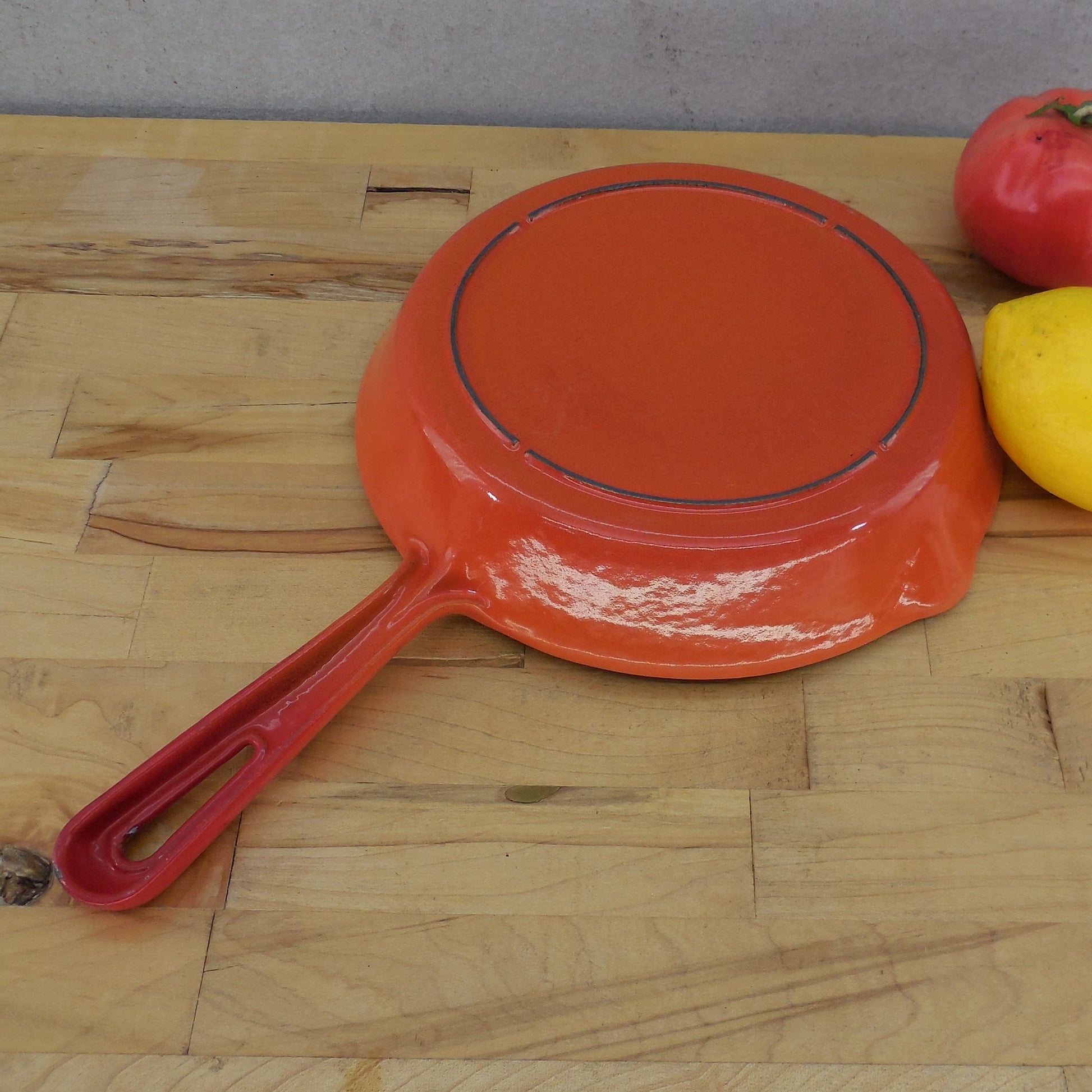 Unbranded #7 Flame Orange Enamel Cast Iron Skillet 4 Notch Groove Handle