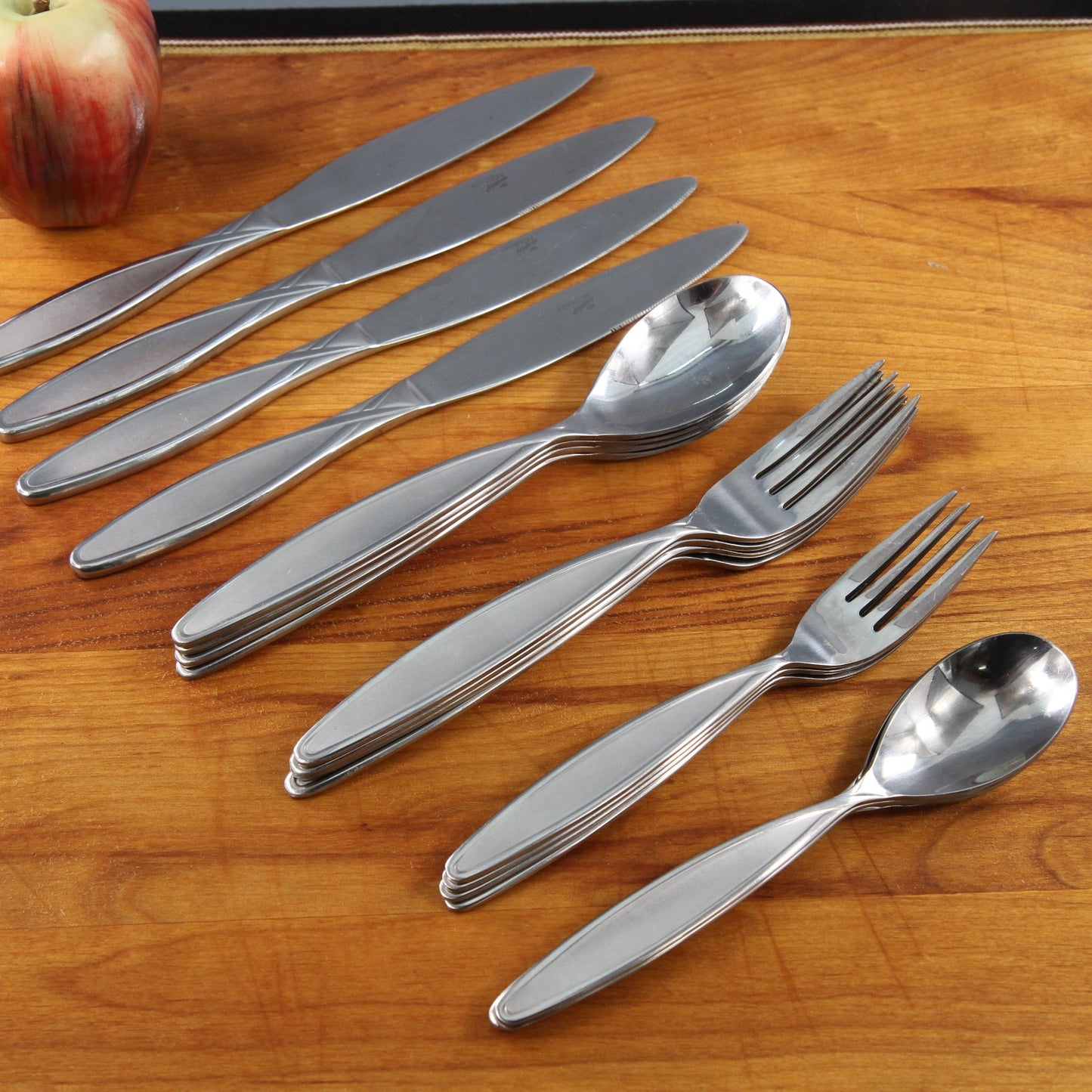 Hampton Signature SS Flatware Pattern 492 Four Place Frosted Handle