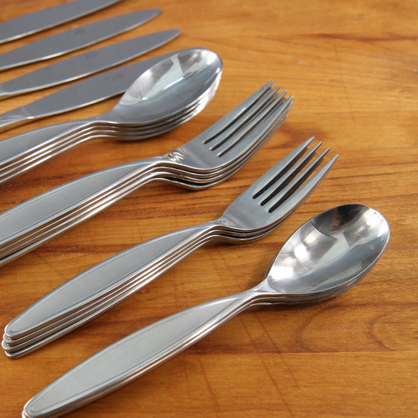 Hampton Signature SS Flatware Pattern 492 Four Place Frosted Handle