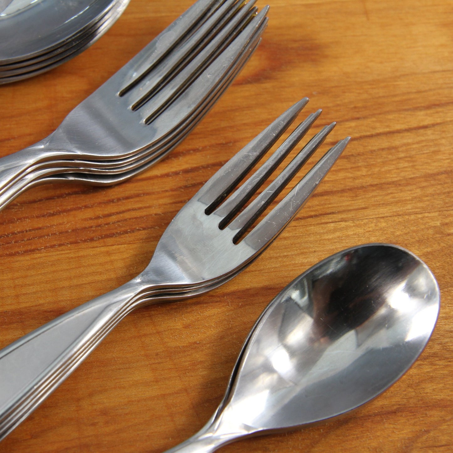 Hampton Signature SS Flatware Pattern 492 Four Place Frosted Handle