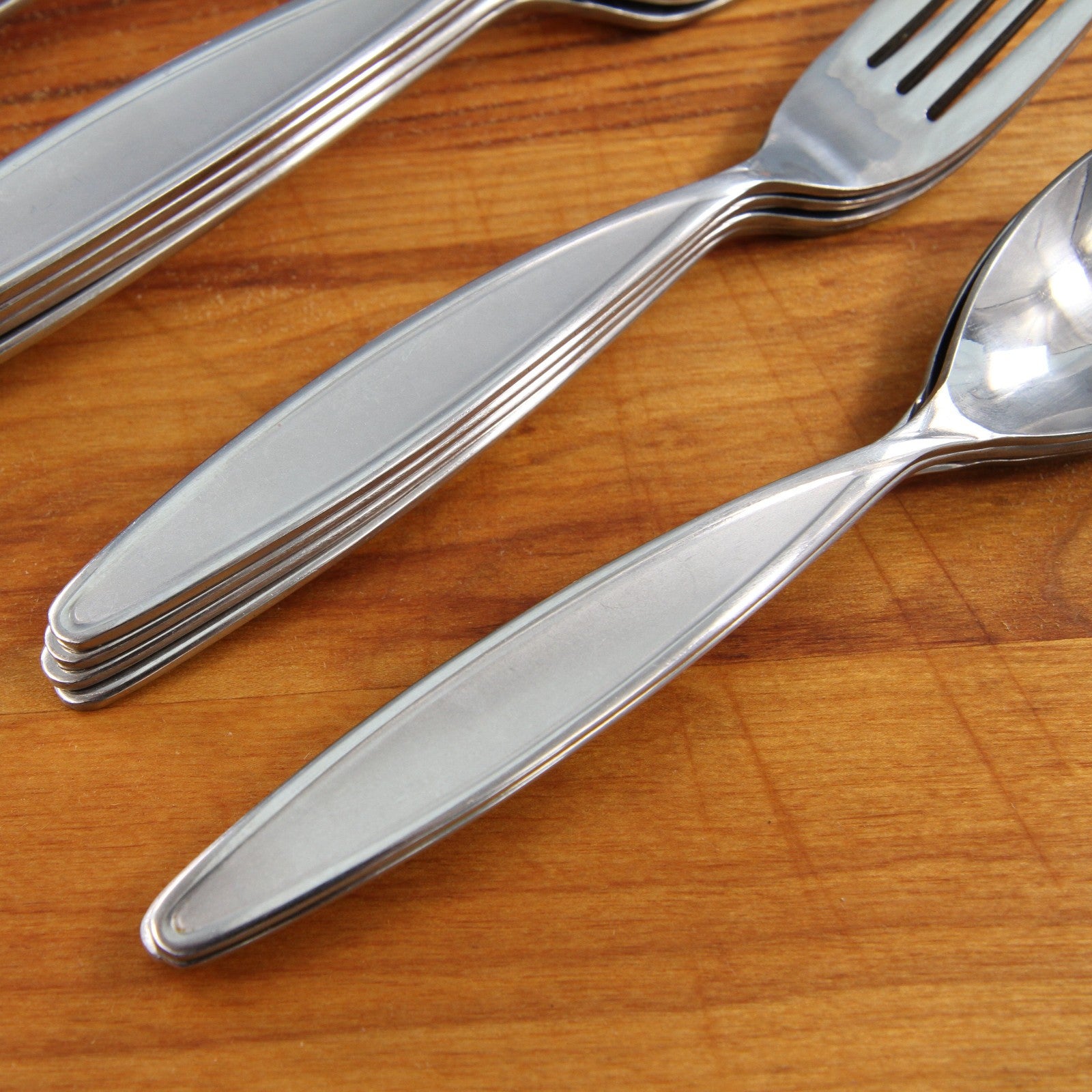 Hampton Signature SS Flatware Pattern 492 Four Place Frosted Handle