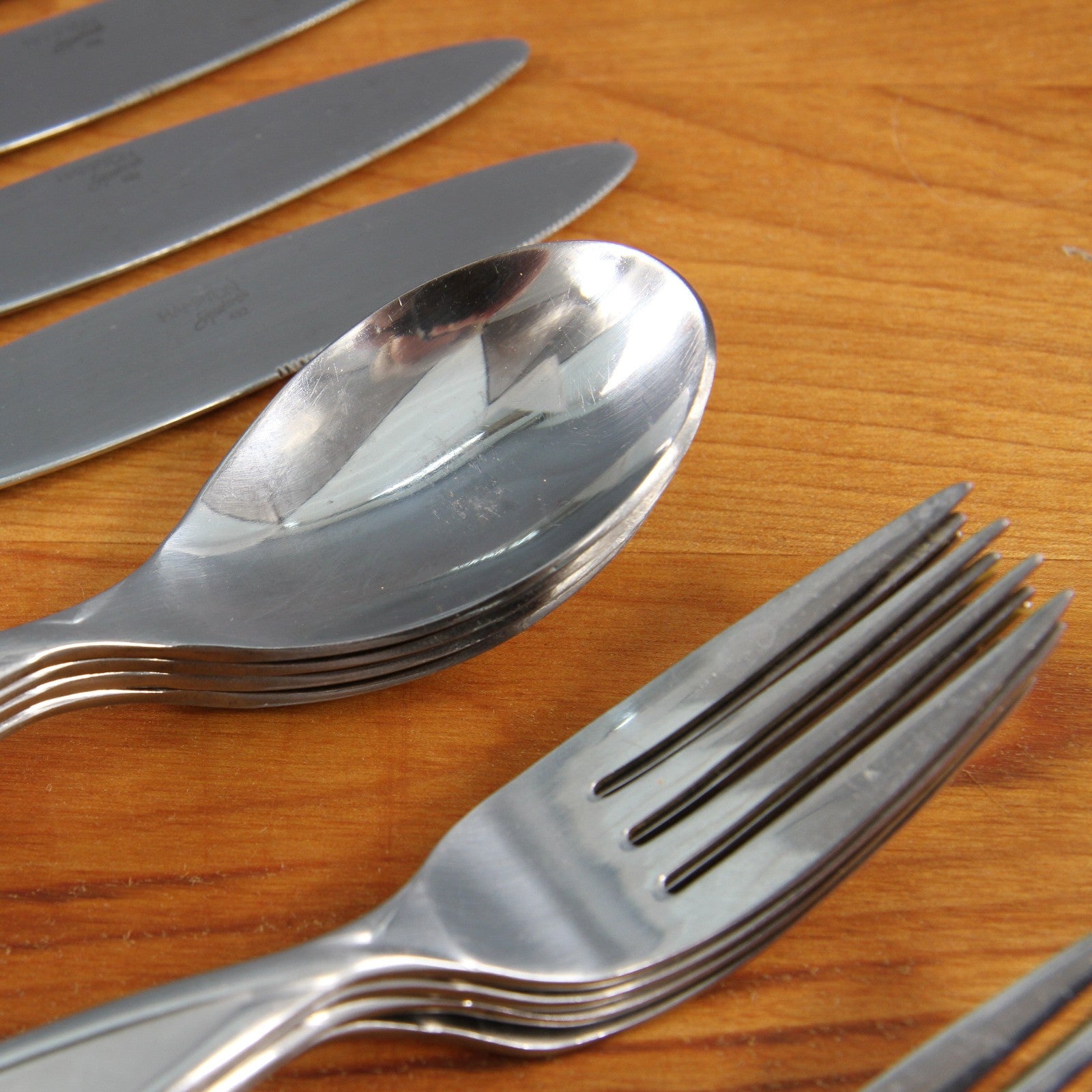 Hampton Signature SS Flatware Pattern 492 Four Place Frosted Handle