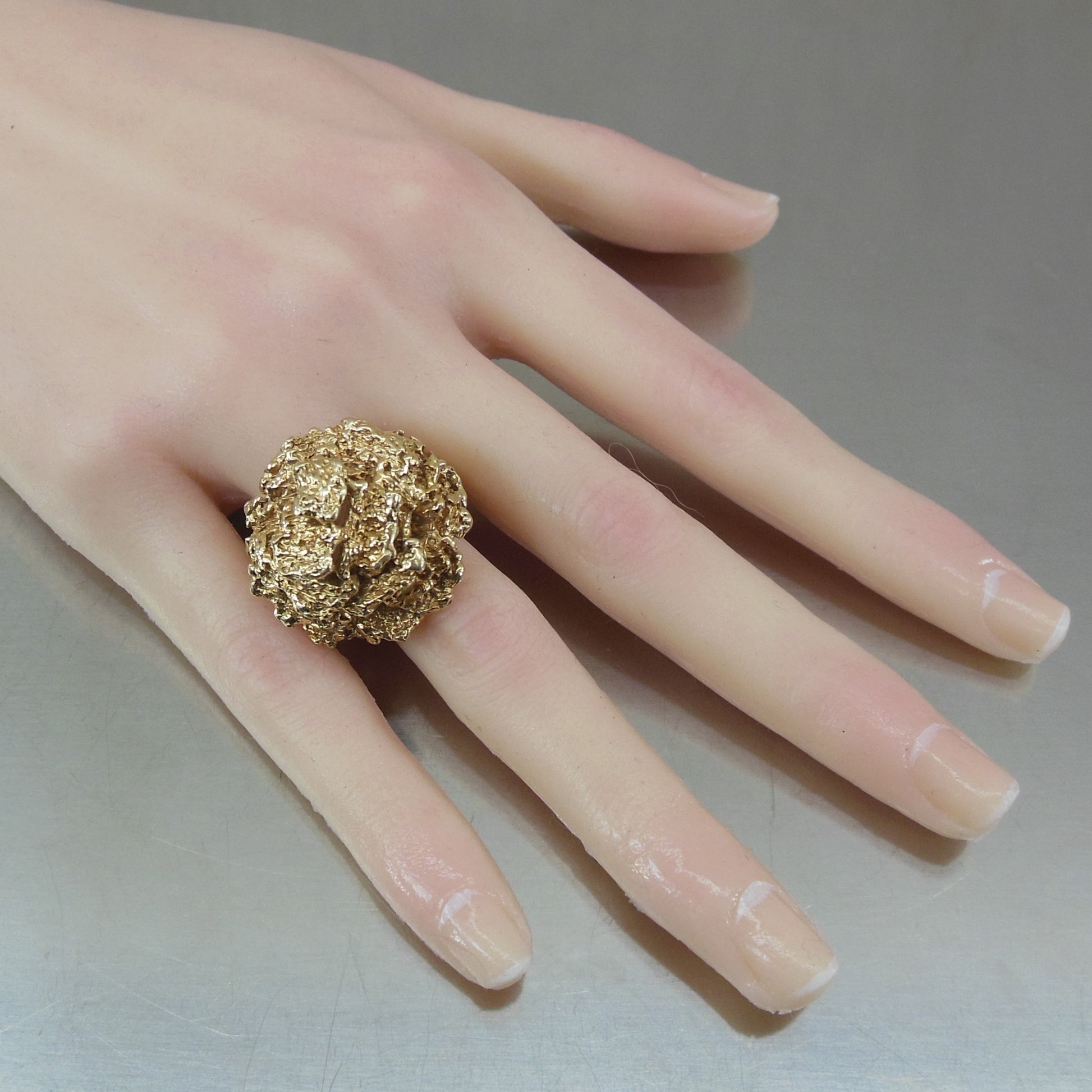Cocktail Ring 14K Yellow Gold Big Brutalist Chunky Raised Layers Size 9 vintage