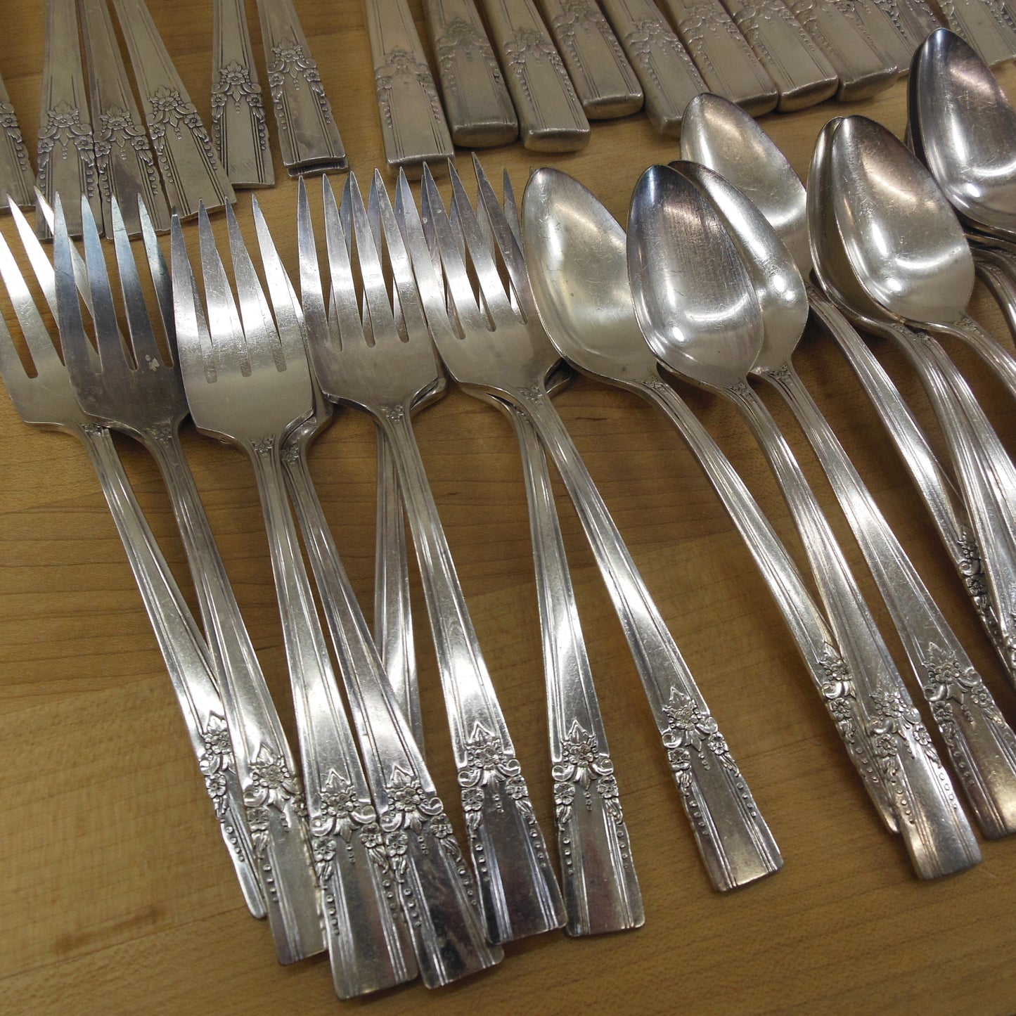 Wm. A. Rogers Oneida Artistic Silverplate Flatware 46 Pieces forks