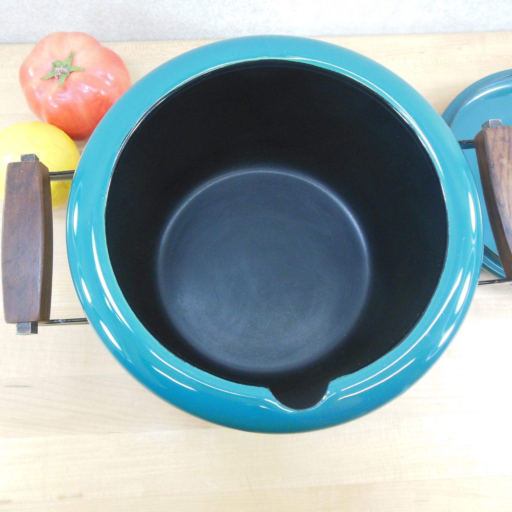 Unbranded Teal Green Enamelware 4 Quart Soup Pot Tureen Rosewood Handles Knob Used