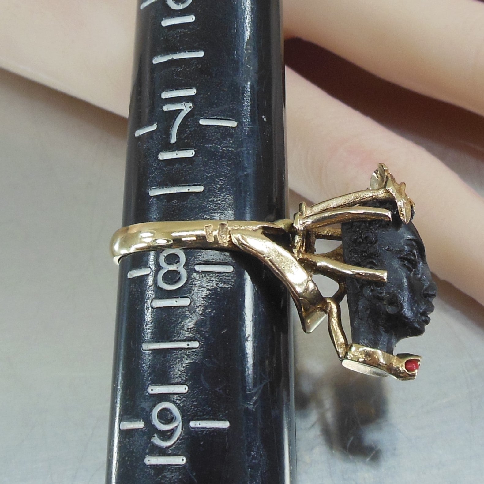 Blackamoor Vintage Figural 14K Gold Ring Coral Accent Size 7.75 Italy