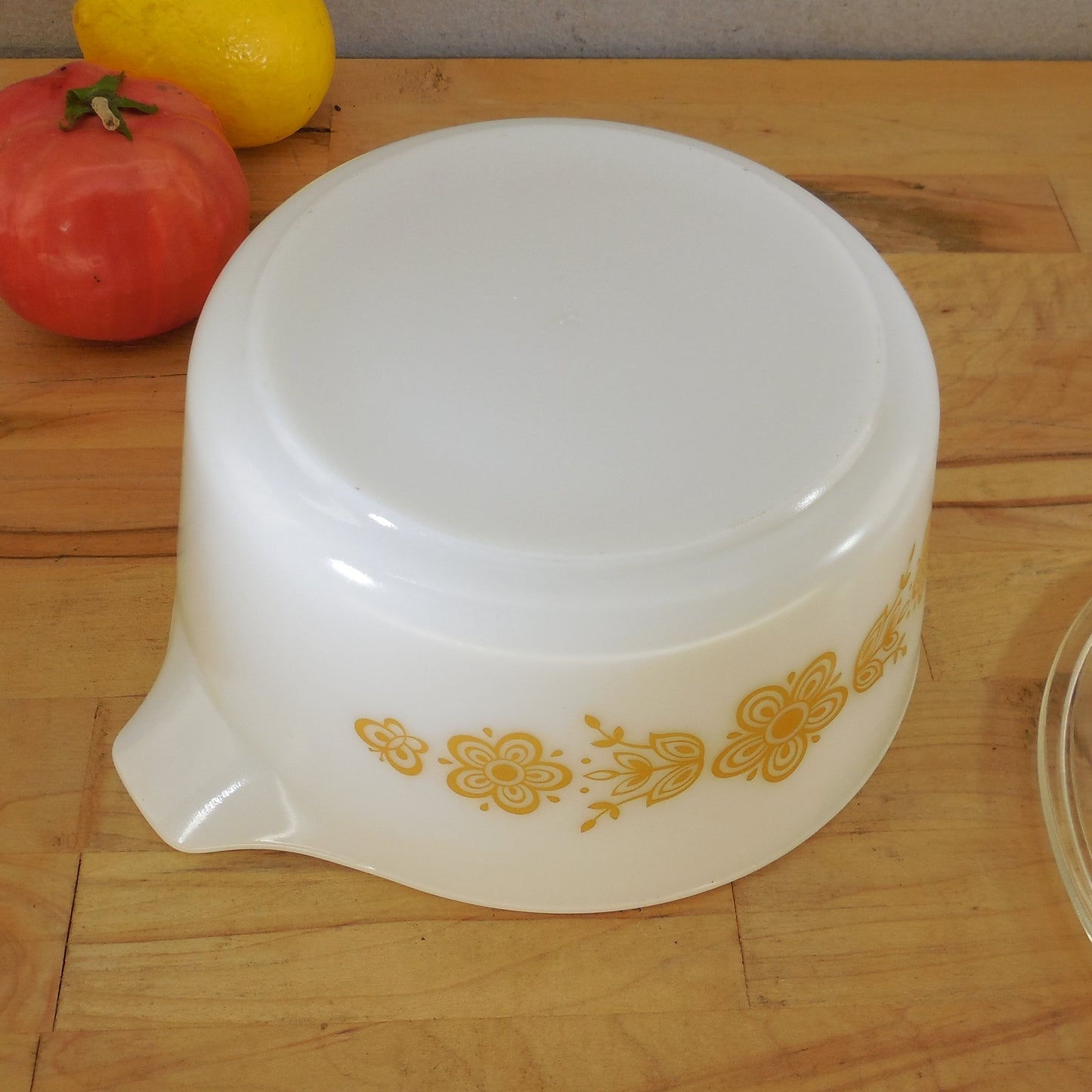 Pyrex Glass Butterfly Gold Lidded Casserole Dish 1.5 Qt. 474 bottom
