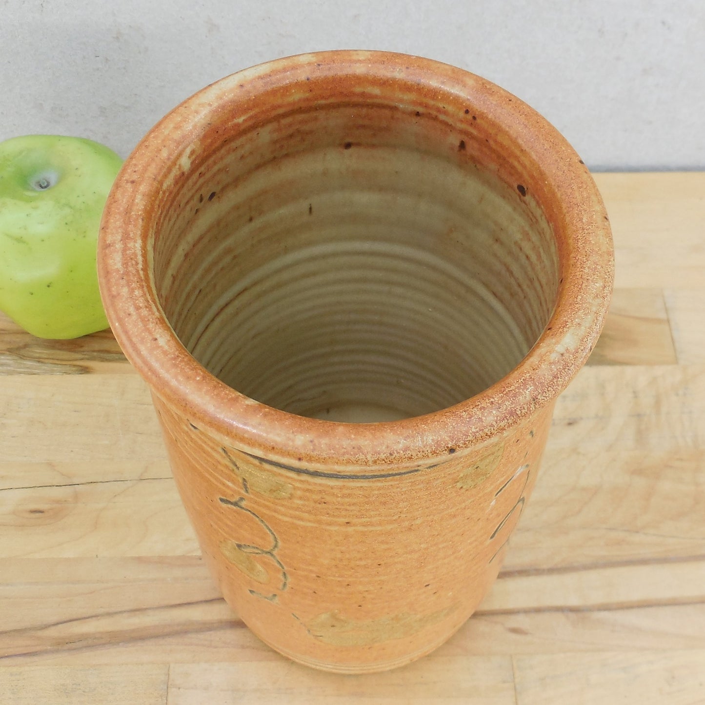 BSP Barking Spider Pottery NC Earthtone Tan Utensil Holder Vase Rim