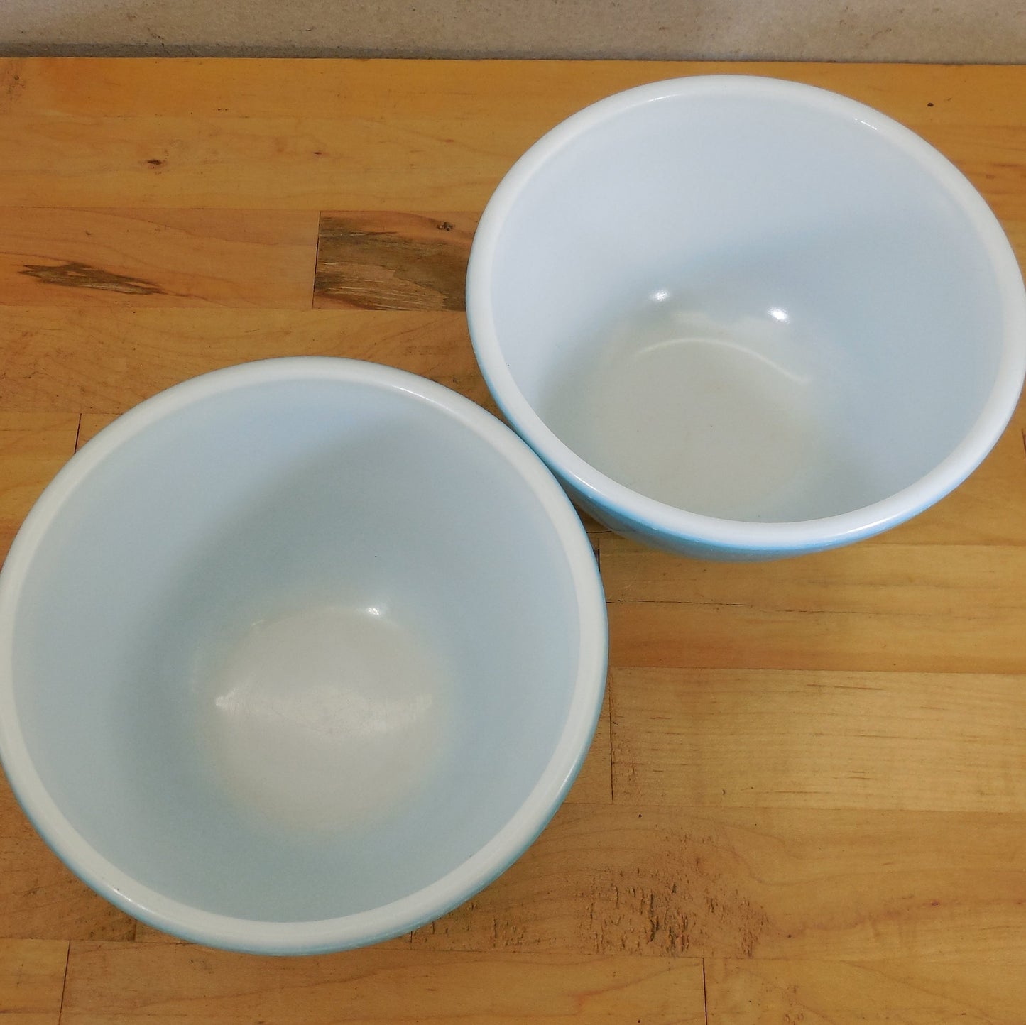 Pyrex Pair Glass Mixing Bowls Solid Primary Blue 1-1/2 Pint 401 White Interior