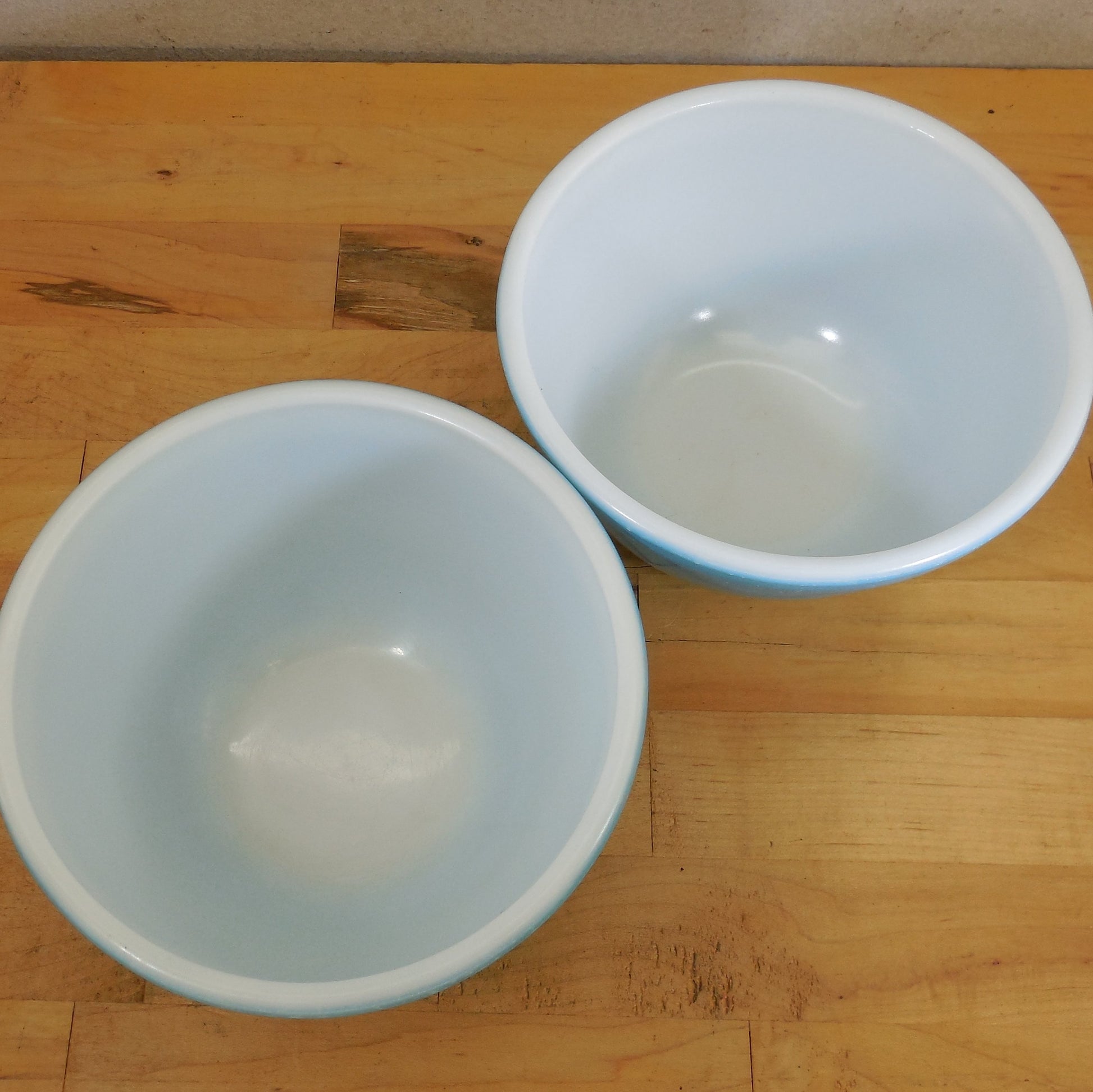 Pyrex Pair Glass Mixing Bowls Solid Primary Blue 1-1/2 Pint 401 White Interior