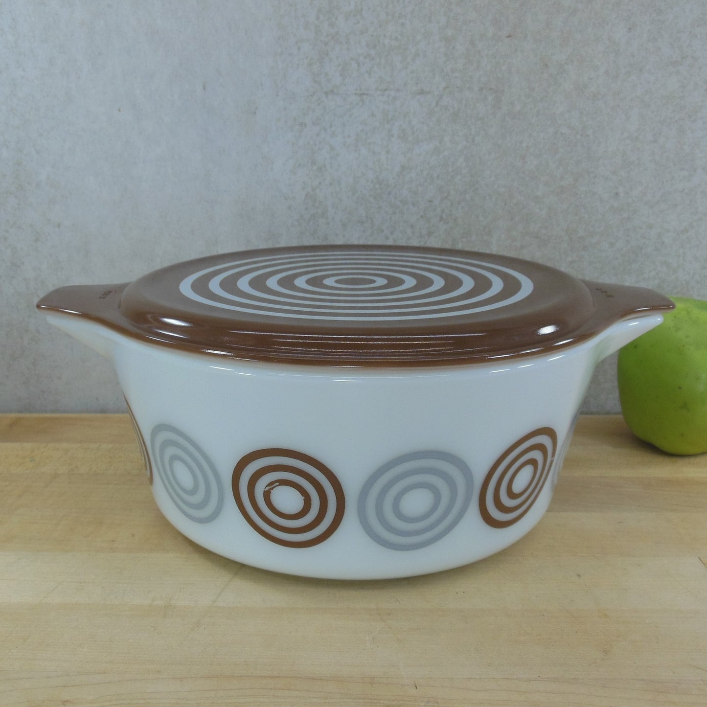 Pyrex Promotional Cosmopolitan Bullseye Lidded Casserole #475-B