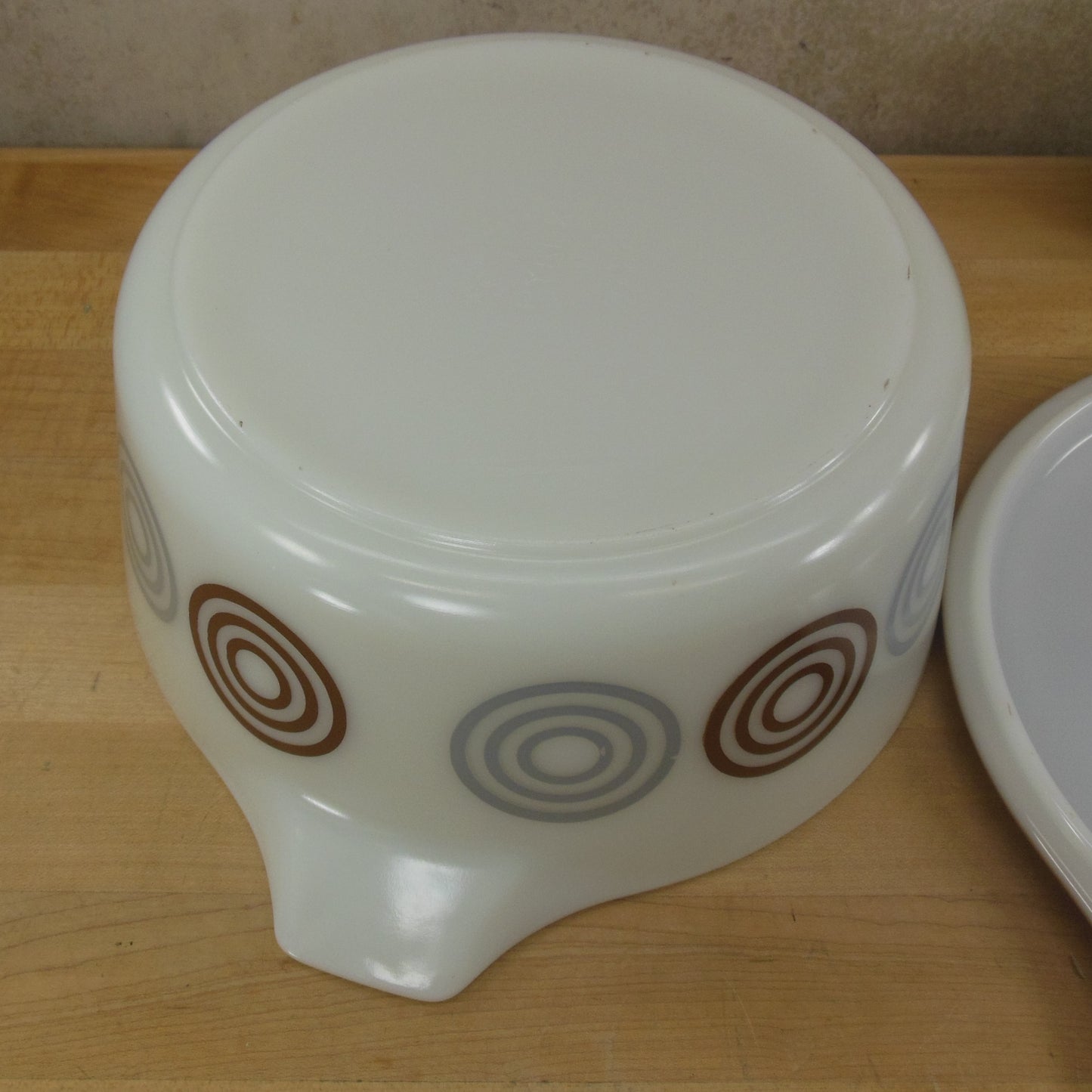 Pyrex Promotional Cosmopolitan Bullseye Lidded Casserole #475-B white brown gray