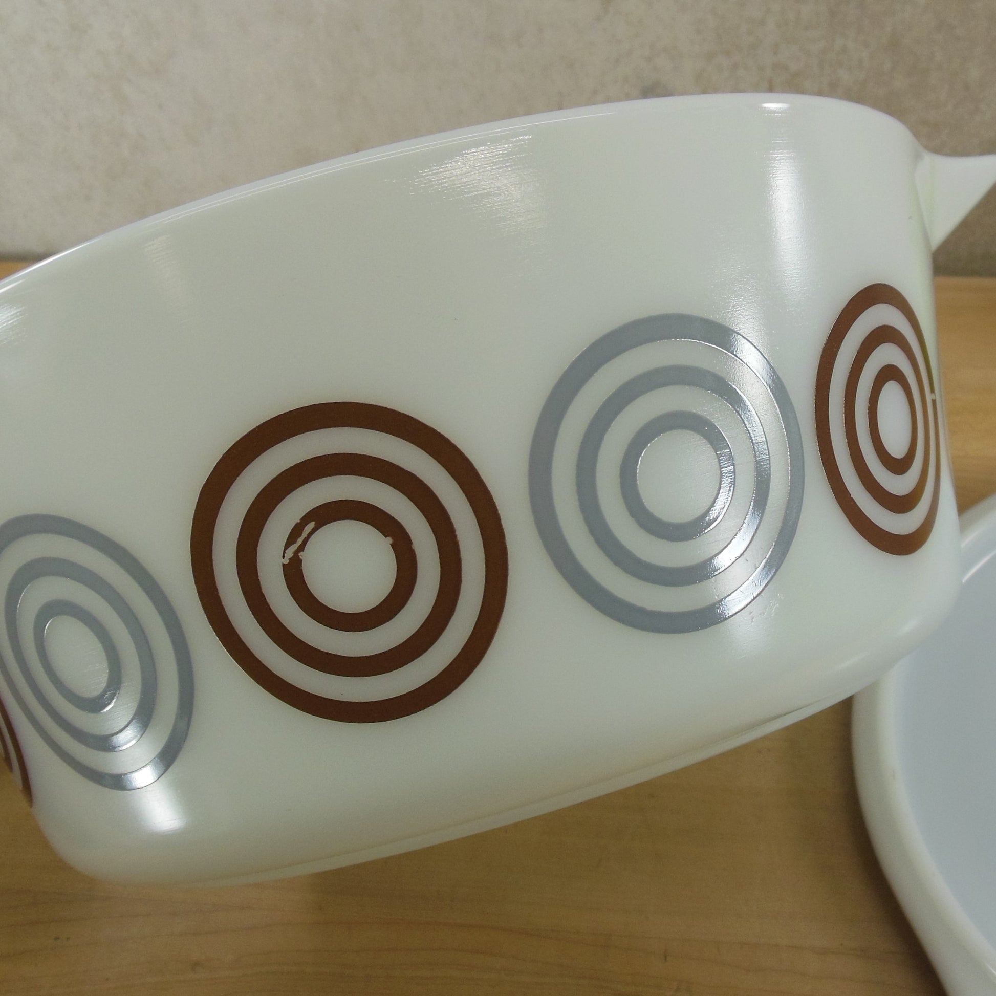 Pyrex Promotional Cosmopolitan Bullseye Lidded Casserole #475-B Target Circles