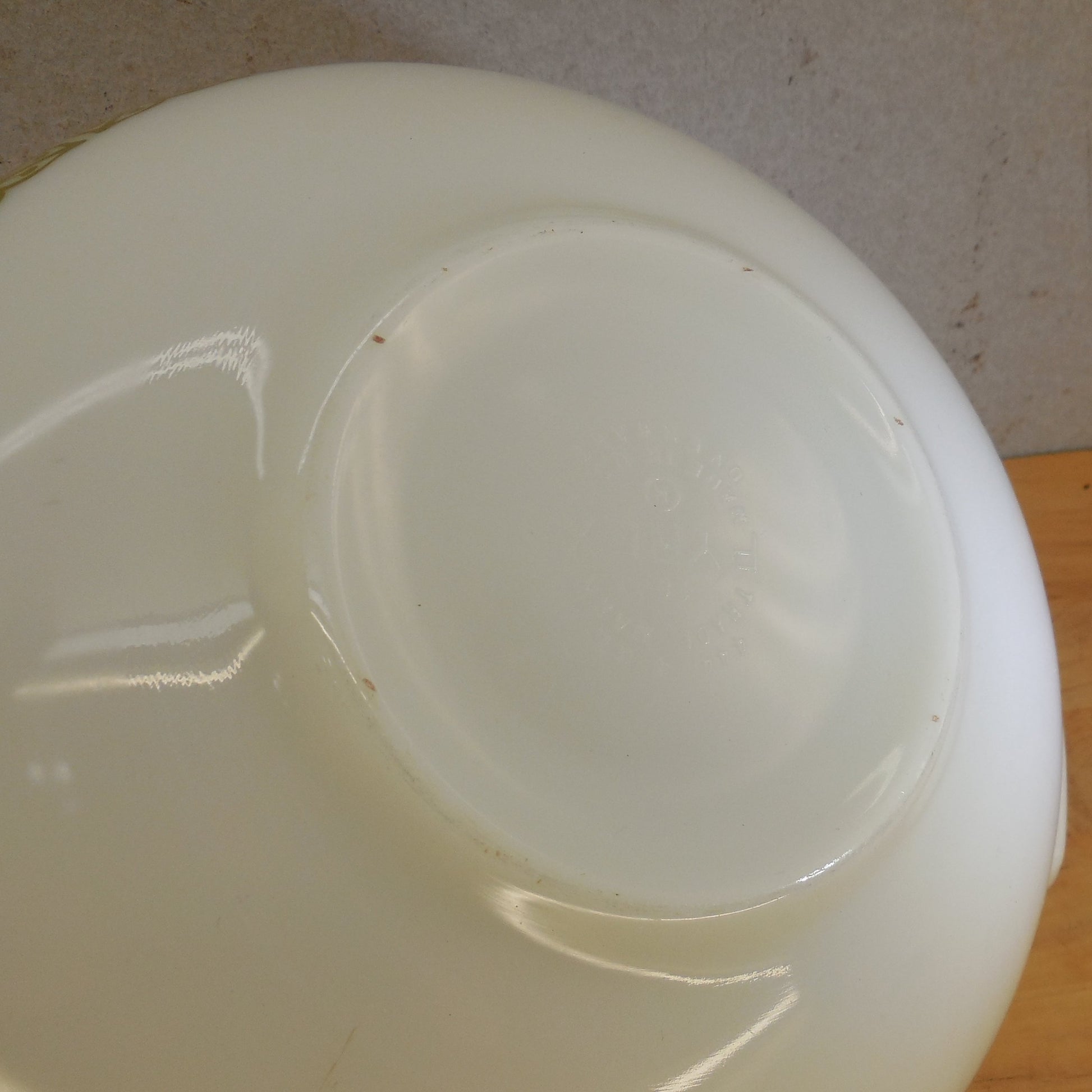 Pyrex Glass USA Verde Autumn Floral 4 Qt. Cinderella Mixing Bowl 444 bottom
